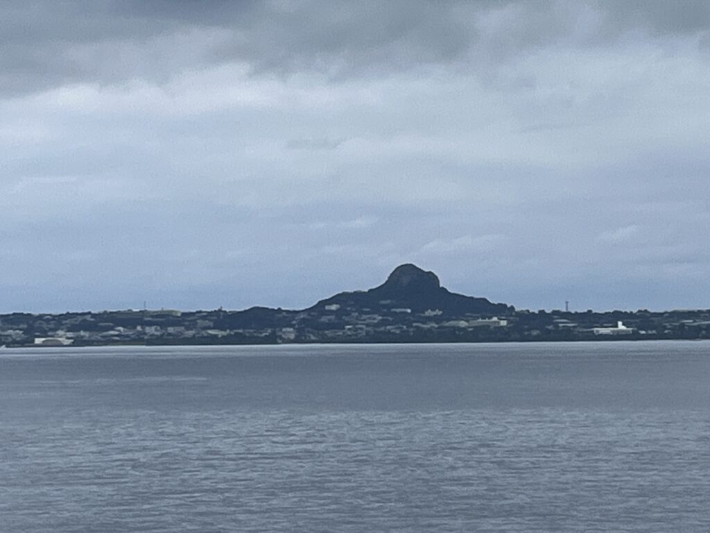 伊江島　中央の小山は「伊江島タッチュー」と呼ばれる城山（グスクやま）