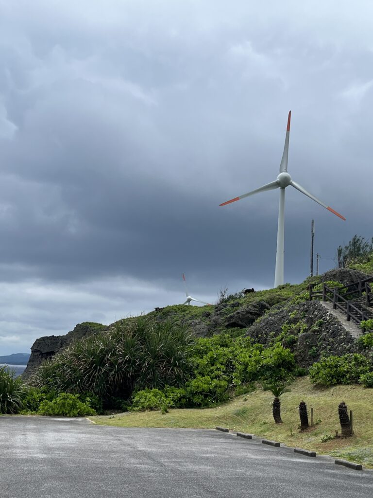 伊江島　リリーフィールド公園から見える風力発電の風車