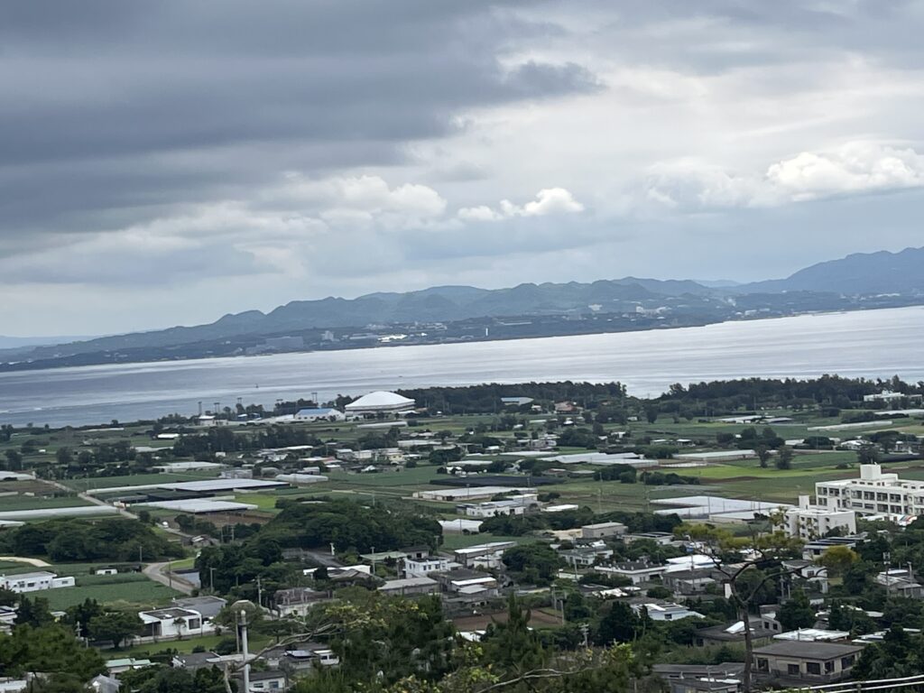 伊江島タッチューの頂上から本部町を望む