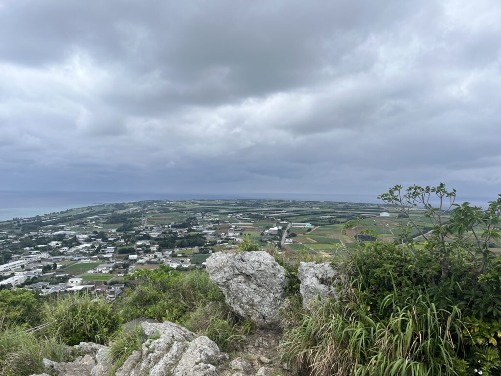 伊江島タッチューから米軍基地滑走路を望む